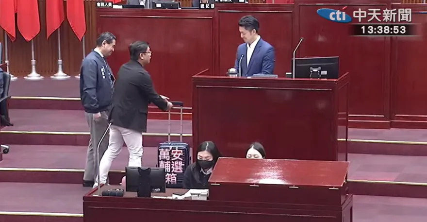 質詢飄選戰硝煙！綠議員贈蔣萬安「輔選箱」：多了解一下對手