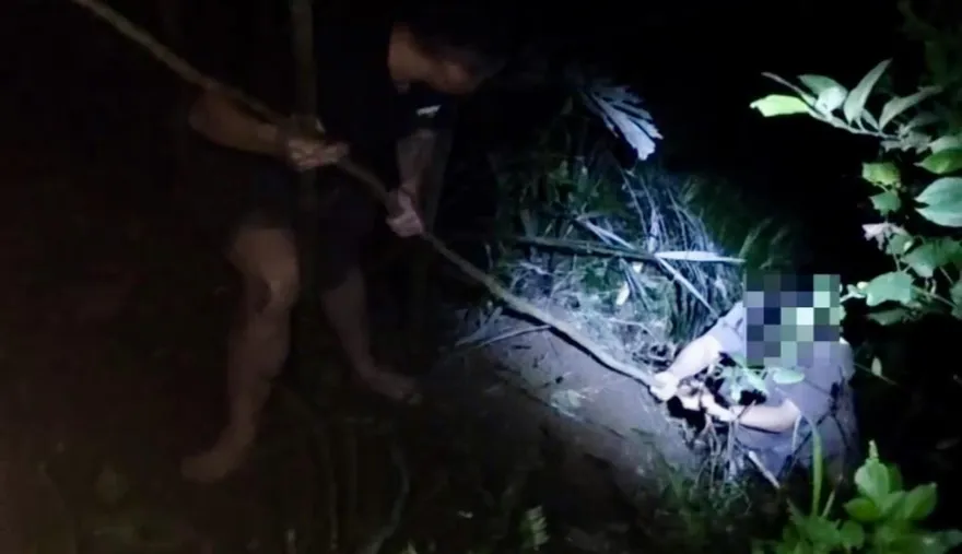 影/新竹山區休旅車滑落邊坡2人墜谷　警即刻救援