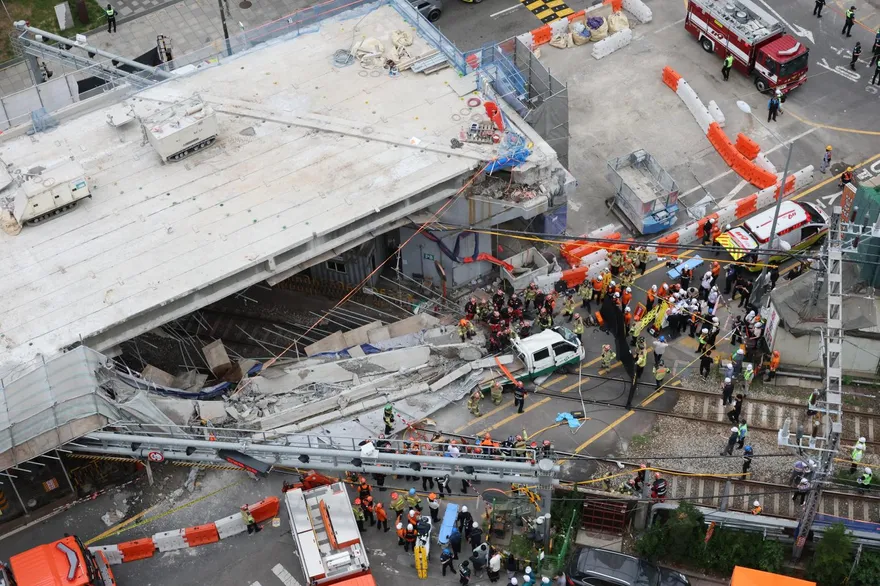 南韓首爾高架橋拆除工程爆坍塌意外　現場急搜受困者