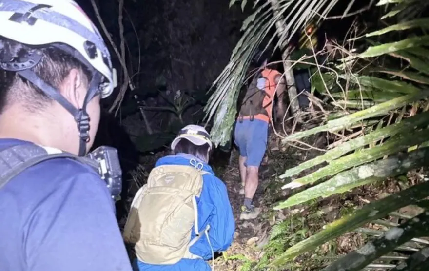 北橫2登山客凌晨受困山區　搜救隊入山3小時救援