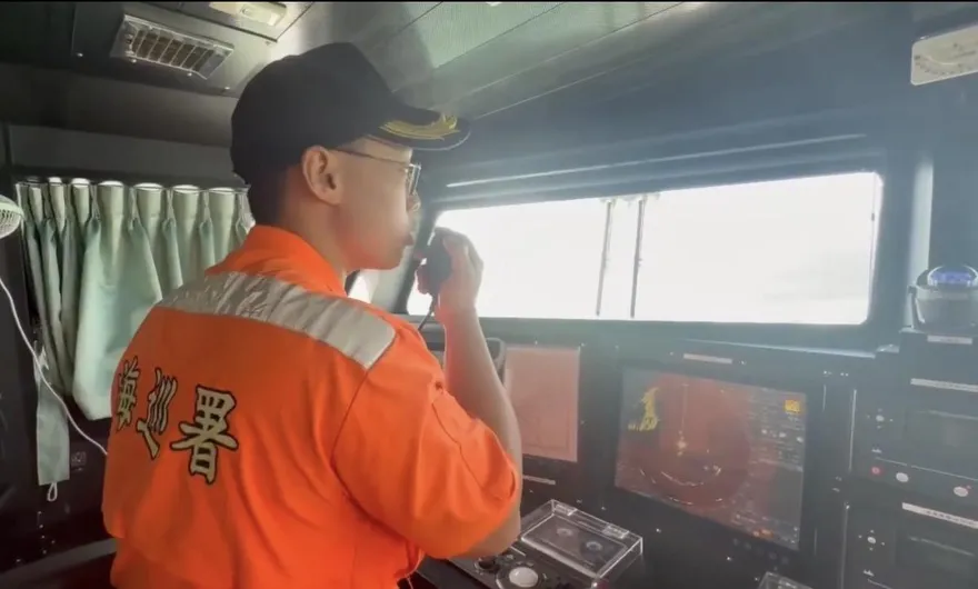 影/大陸海警船再闖金門海域　海巡一對一併航監控驅離