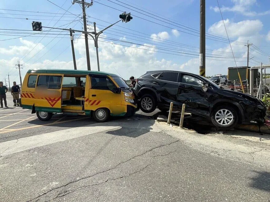 雲林娃娃車車禍！車頭毀壞變形　車上11名幼童幸未受傷
