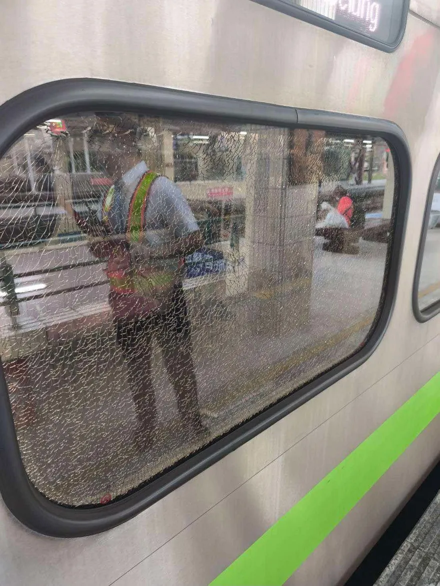 台鐵區間車驚傳旅客持鎚敲窗逃逸！人員緊急封閉車廂