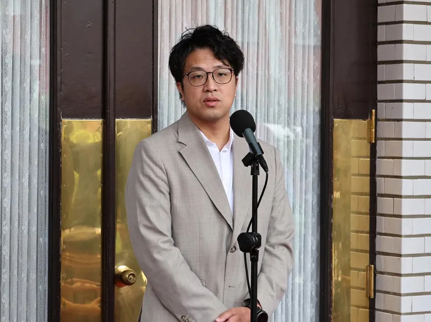 綠議員送沈伯洋書警告蔣萬安！他開箱大作驚：廢話無限城