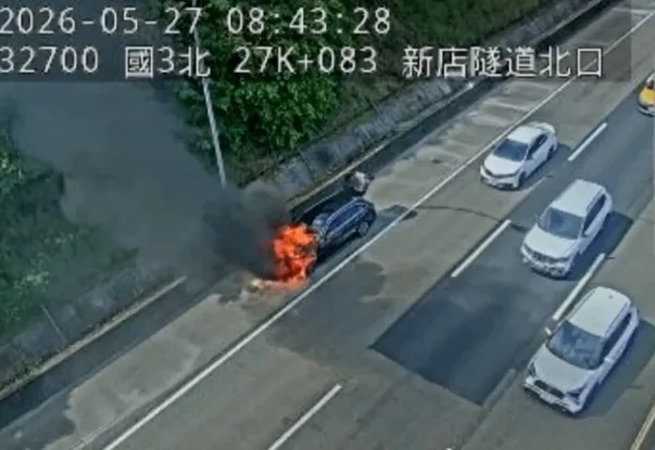 影/國3新店隧道口黑車突自燃！車頭燒成火球　駕駛急逃生