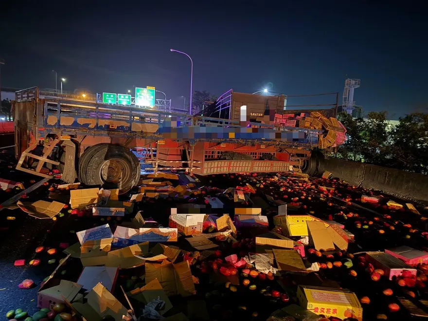 國道驚見芒果海！聯結車自撞護欄「V字變形」　芒果散落一地