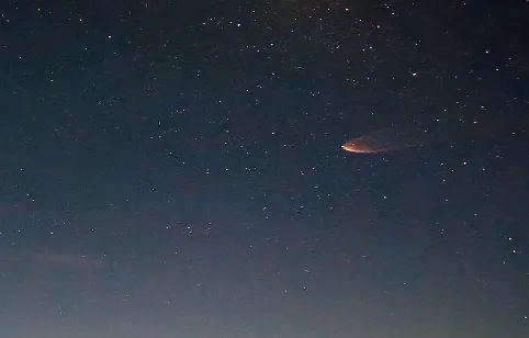 台東4K即時影像拍到了！「神秘火球」劃破夜空　下秒突噴發脫離