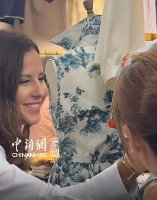 影/塞國第一夫人現身上海「買買買」！掃貨「3套西裝+1件旗袍」