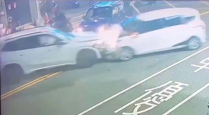 影/癲癇發作險釀憾事！台中豪車男失控衝撞「保險桿插到對向」