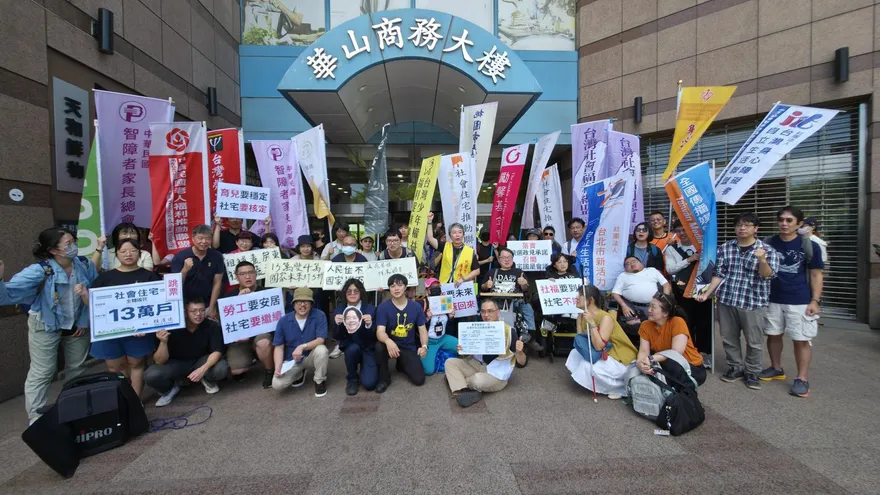 社宅13萬戶下修至4萬戶　民團赴民進黨中央抗議賴清德政見跳票