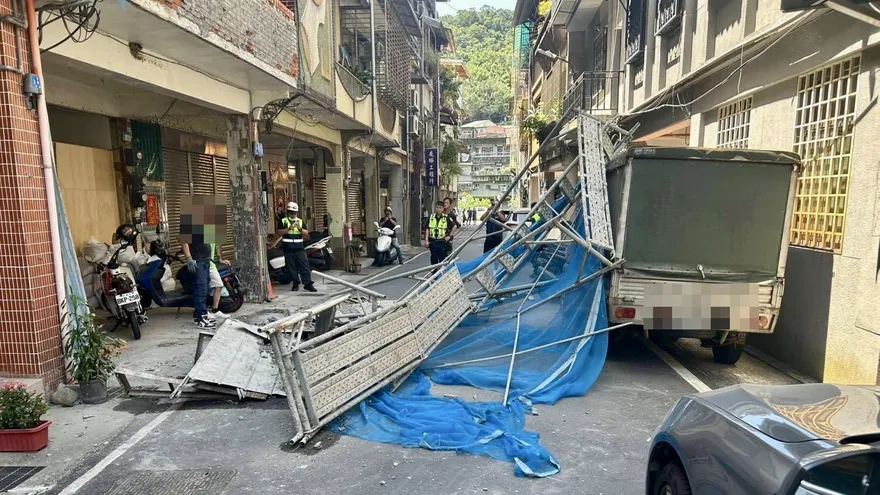 新北瑞芳工地鷹架倒塌　工人3米高墜落緊急送醫