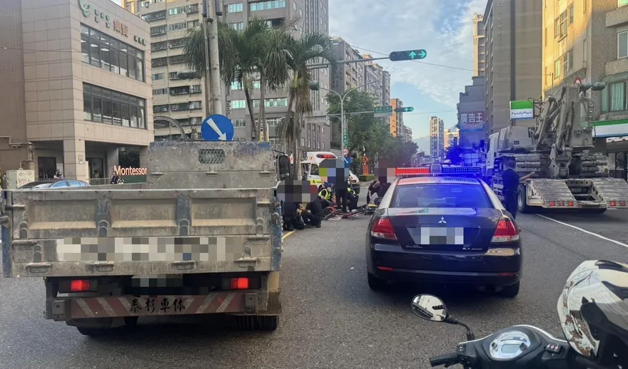 影/新北蘆洲單車婦遭貨車撞飛　命危送醫搶救不治
