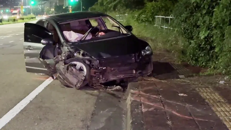 影/擋風玻璃撞掉「車頭全毀」！國3龍井段女駕駛一度受困