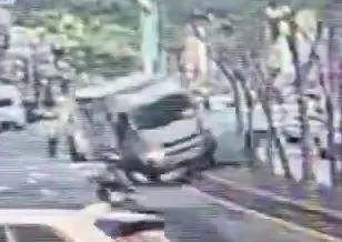 影/191戶漆黑一片！北市士林「貨車撞爛變電箱」台電搶修中