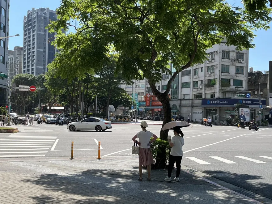 宛如大烤箱！台北高溫直逼38度　內湖、信義區最熱