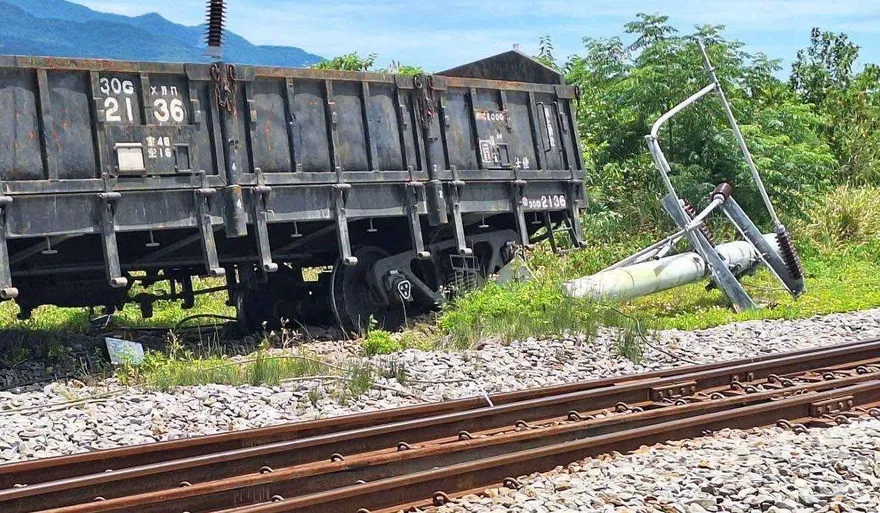 台鐵池上站貨車出軌「撞電桿、電車線被扯斷」！現場排除中