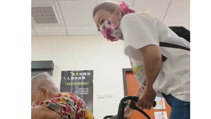 楊繡惠憂88歲母疑「吃錯藥」站不穩急送醫　揭現況報平安