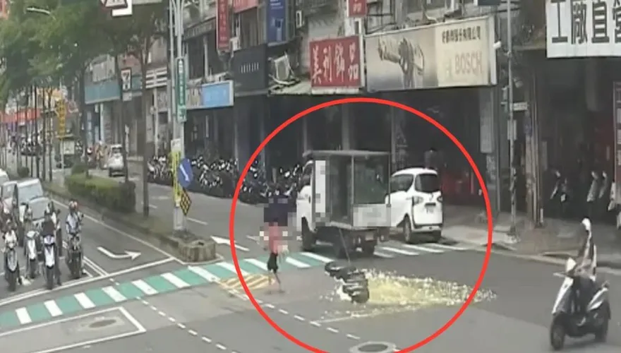 影/三重小貨車過彎千顆雞蛋噴飛　駕駛慘賠還要收罰單