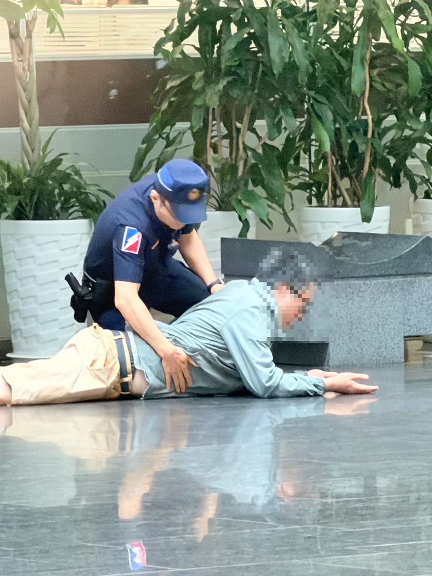 影/台中市府驚傳暴力攻擊！　失控男持球棒狂砸社會局