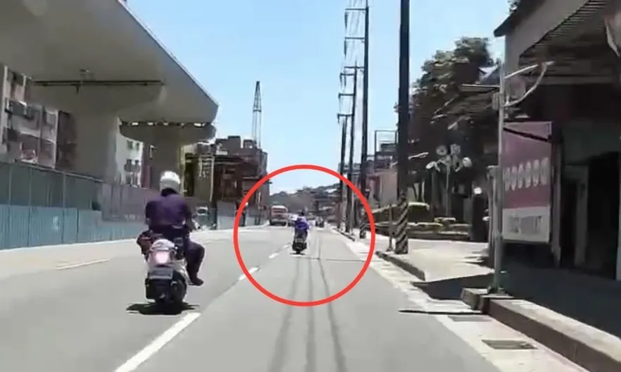 影/新北無照男拒檢狂飆沿途違規　警圍捕逮人開單扣車