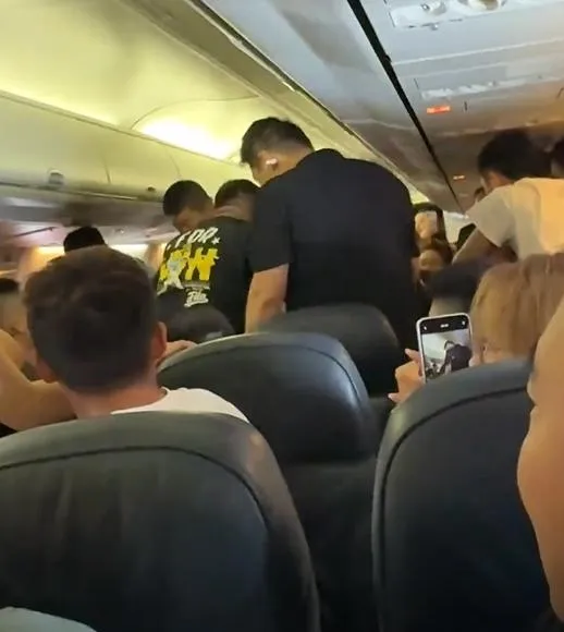 影/堅持要開艙門！陸男搭瑞麗航空突抓狂　乘客機組員合力制伏