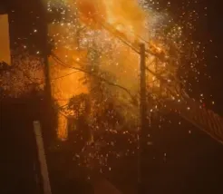 畫面曝！中和凌晨「電桿爆炸」狂噴火花　逾2300戶停電