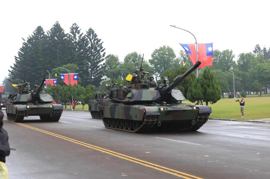 陸軍司令部80週年生日　M1A2T戰車、海馬士火箭首度閱兵分列