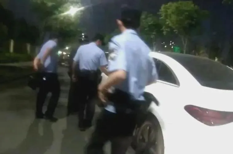 陸女車內狂吸「笑氣」嗨斷片！車沒電卡路邊　警逮人搜出31瓶
