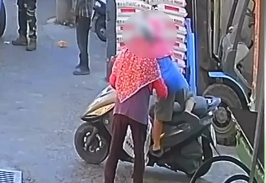 影/男童跨上機車暴衝遭輾斃　鄰居不捨：他是外婆帶大