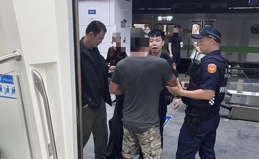 影/台鐵車廂上男子情緒失控　警制止無效壓制管束