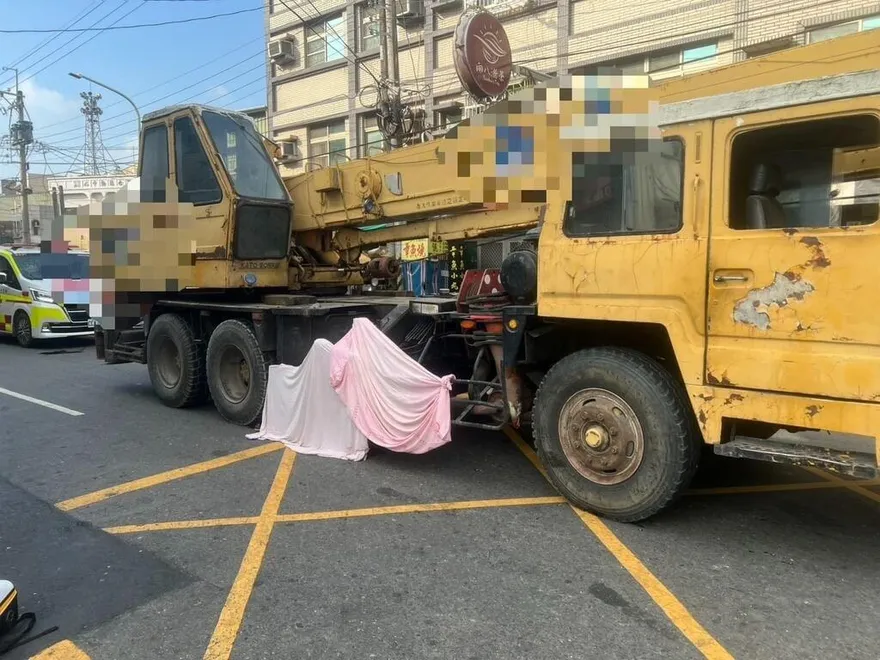 清晨穿越道路遭吊車撞上　台南婦「身體嚴重變形」慘死