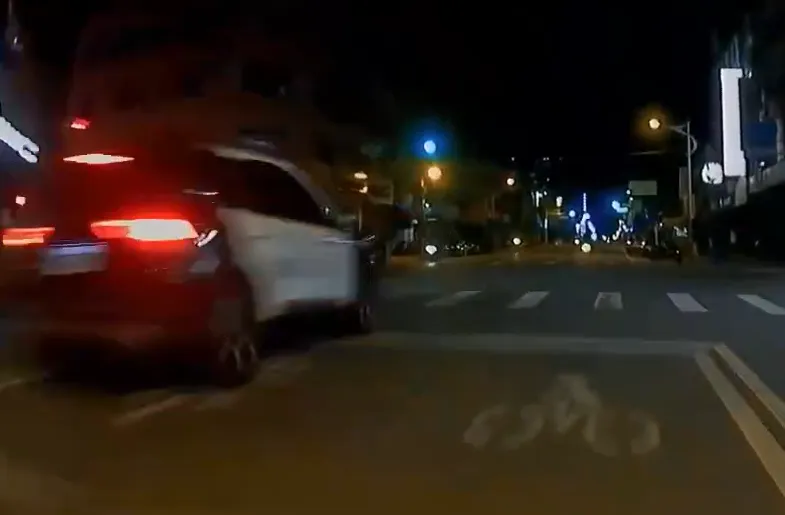 花蓮警車深夜飆速險撞騎士　員警遭爆「趕買鹽水雞」