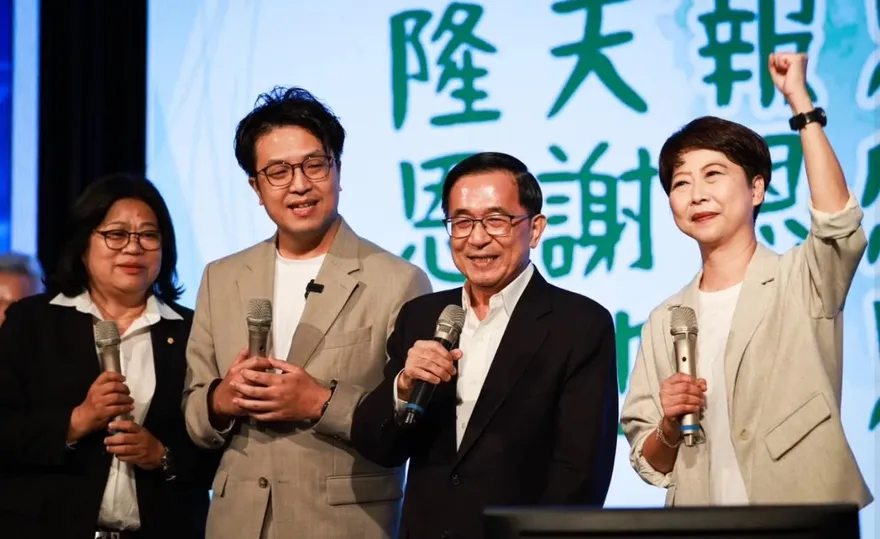 沈伯洋同台陳水扁高歌　陳菁徽酸度爆表：去年大罷免唱不夠？