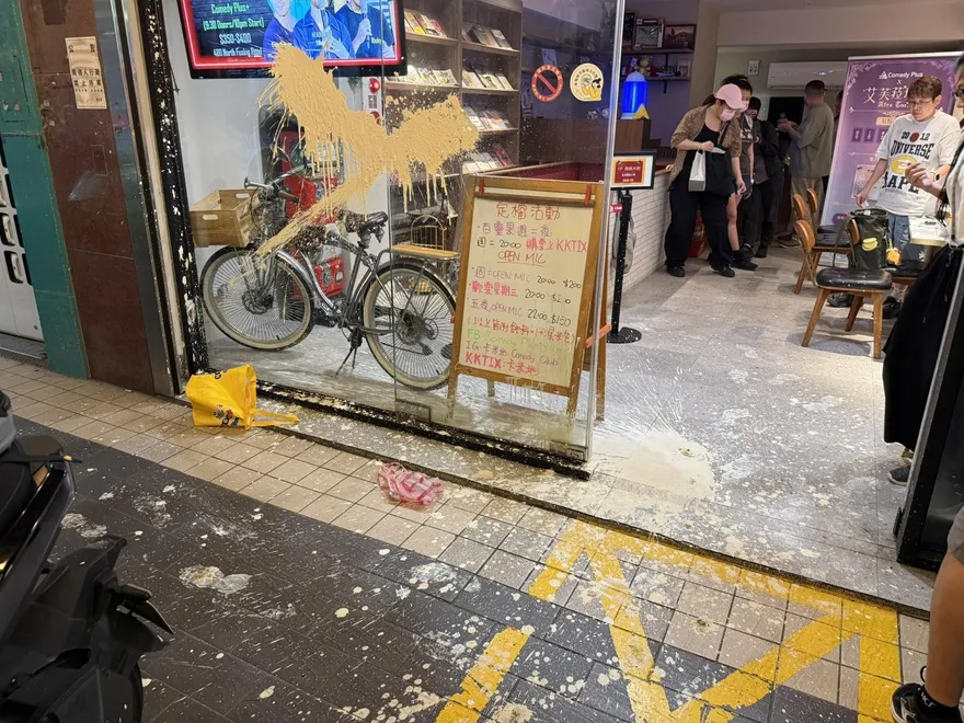 「卡米地」遭潑屎…門口全是味兒！　紅帽男動手畫面曝光