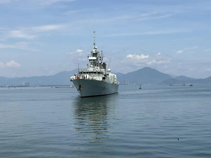 加艦穿越、解放軍16機8艦擾台　國防部嚴密監控