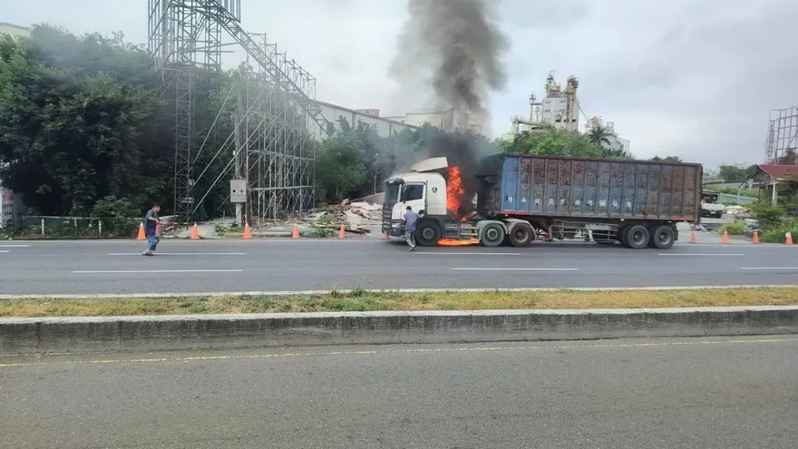台南大貨車載滿廢鐵「突起火狂燃」　烈焰狂竄吞噬車斗