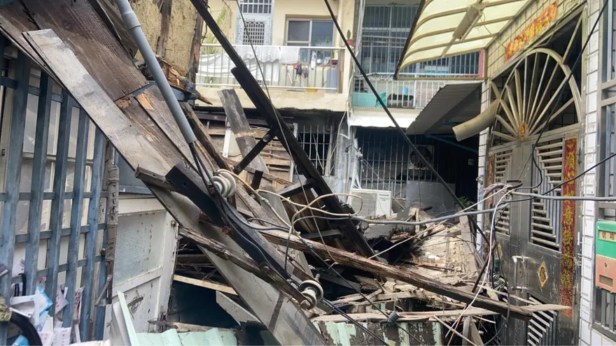 出不了家門！高雄鹽埕老屋突倒塌　對面住戶受阻