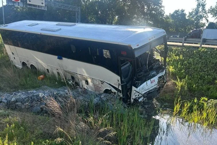 公車「未減速避讓」撞6車　美維州重大車禍釀5死40多傷