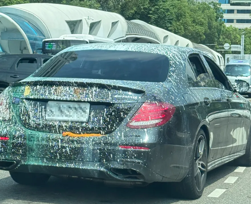 影/台灣大道「賓士遭潑漆」蛇行闖紅燈！網紅車主被起底