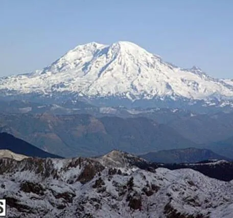 美科學家警告雷尼爾火山恐有「無預警泥流」　數萬居民面臨逃生考驗