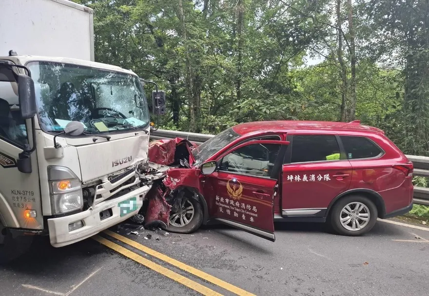 北宜公路消防勘災車對撞大貨車　車頭全毀2駕駛輕傷