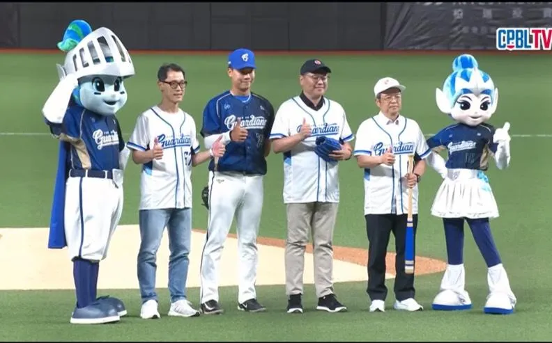 集誠資本邀產業領袖大巨蛋開球　台亞半導體董事長李國光為職棒喝采