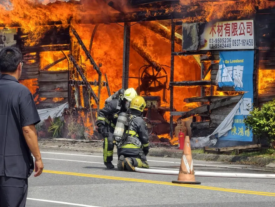 影/宜蘭木材行疑電線走火遭祝融！　現場烈焰衝天、黑煙狂竄