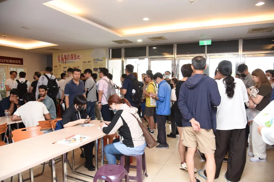 美光釋逾千職缺！苗栗副縣長邱俐俐到場為應徵者打氣