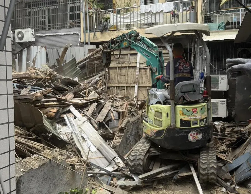 高雄鹽埕區閒置空屋坍塌！屋主緊急清除瓦礫