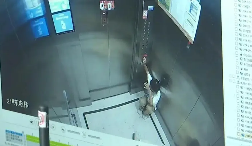 陸2女童受困電梯狂按求救50次　保安冷回「別再按著玩」下場曝