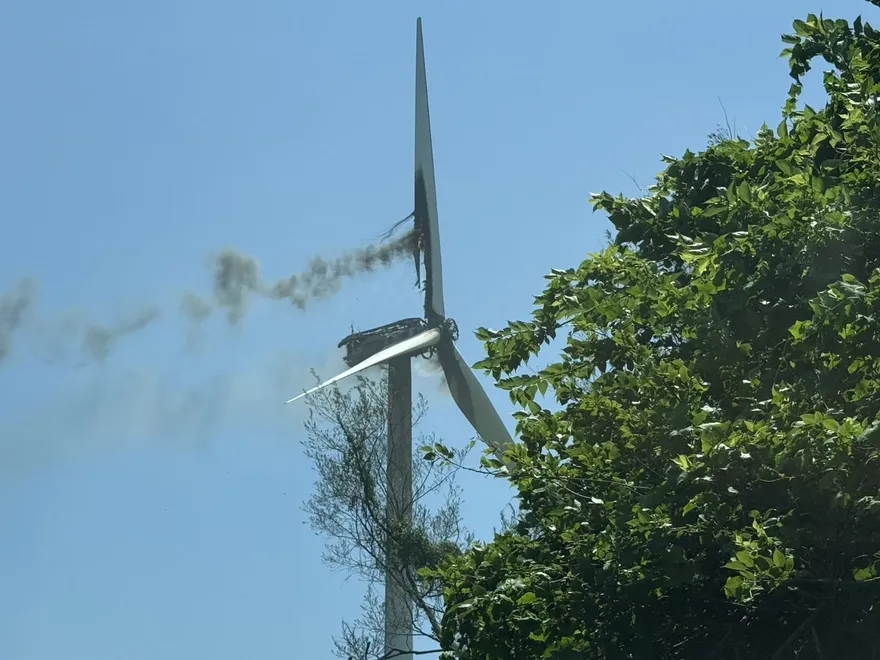 麥寮45米高風機疑零件過熱起火！台電急斷電　太高難灌救