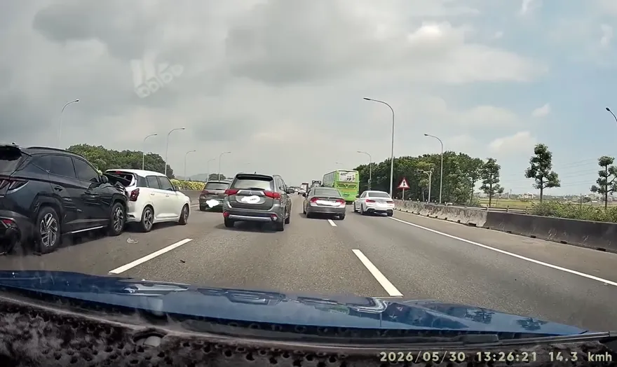國1路竹段連環車禍！28歲女開租車煞不及連撞5車