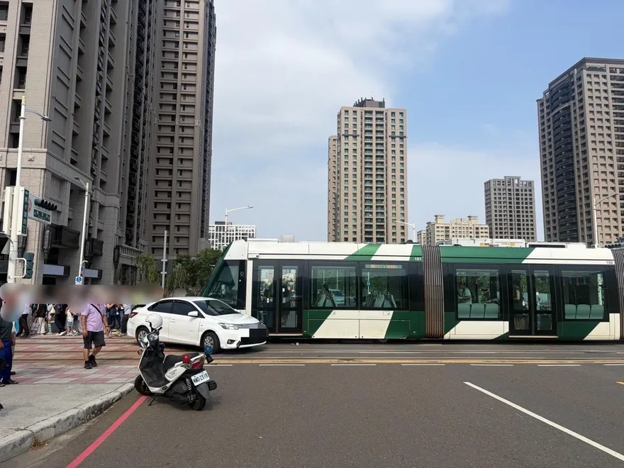影/高雄64歲三寶女闖紅燈撞輕軌列車！　恐遭高捷求償