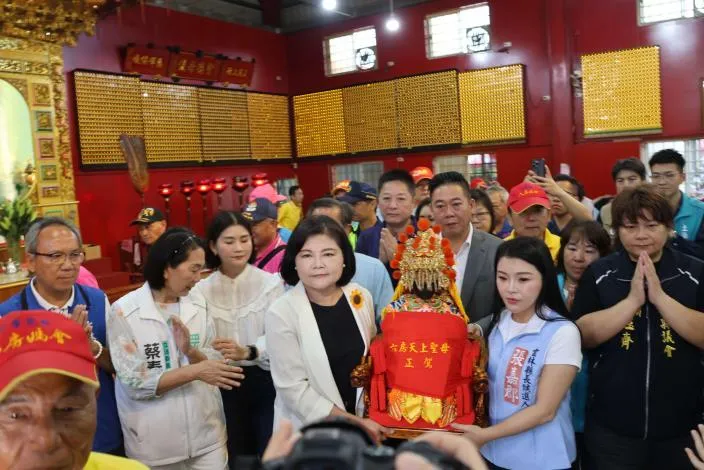 影/全台最大無廟媽祖搬家！雲林六房媽過爐萬人朝聖